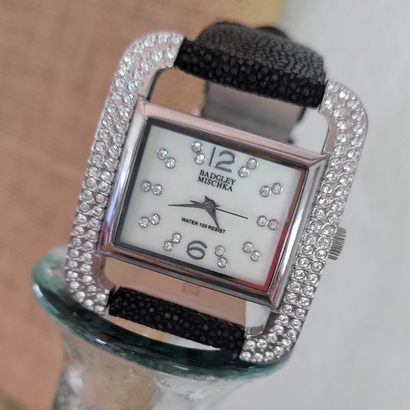 BADGLEY MISCHKA Stunning Women's Watch - Picture 3 of 16
